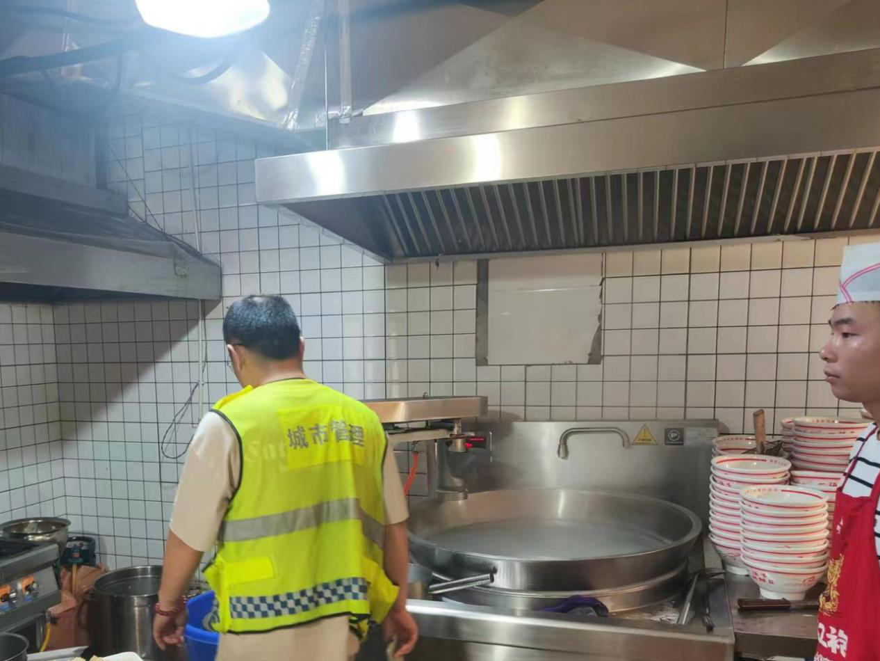 十八里河街道开展餐饮油烟专项整治行动
