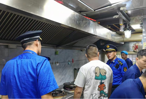 长兴路中队三举措严抓餐饮油烟治理