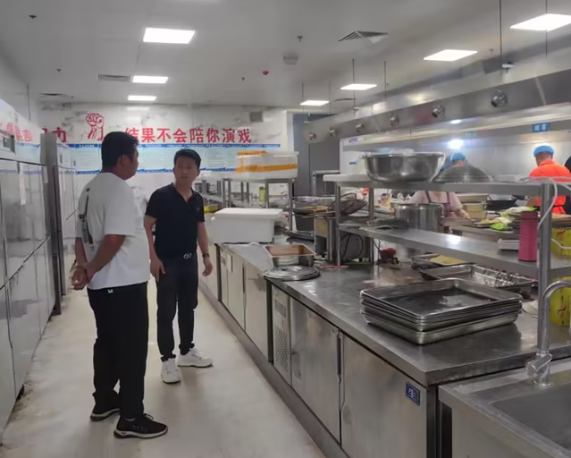 前程办事处开展餐饮油烟治理进校园专项行动