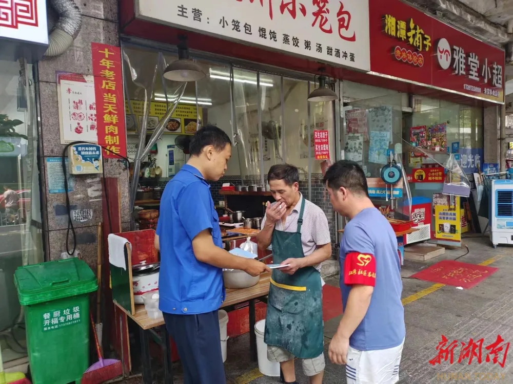江湾社区开展辖区内餐饮门店油烟管控情况巡查整治