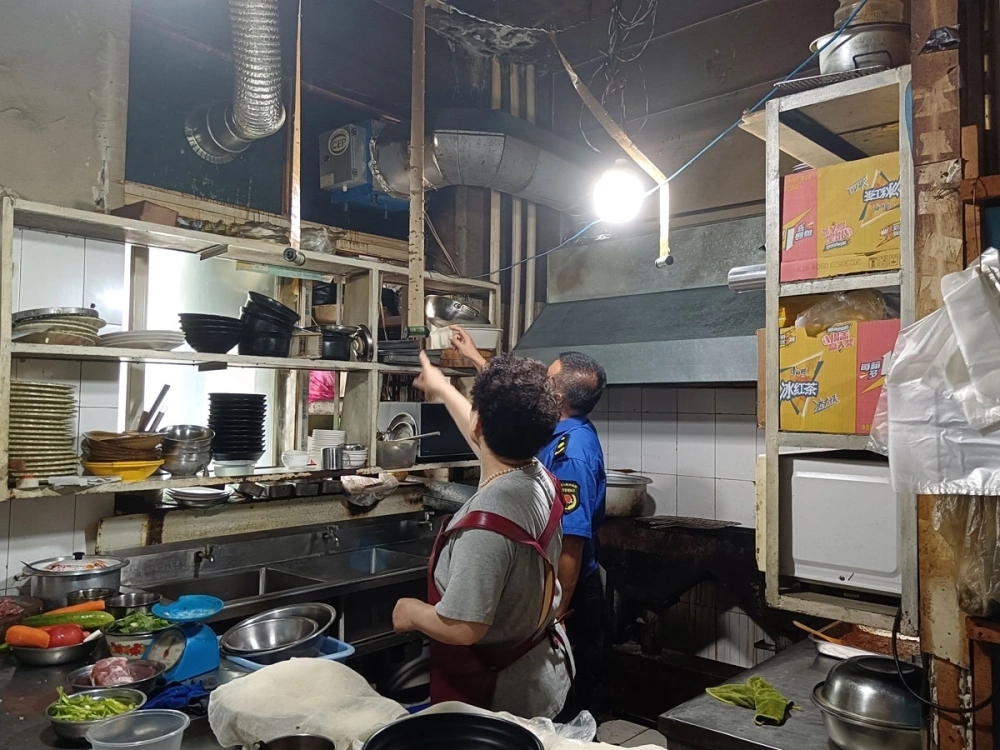 吉林市城市管理行政执法局加大辖区内餐饮油烟执法检查力度