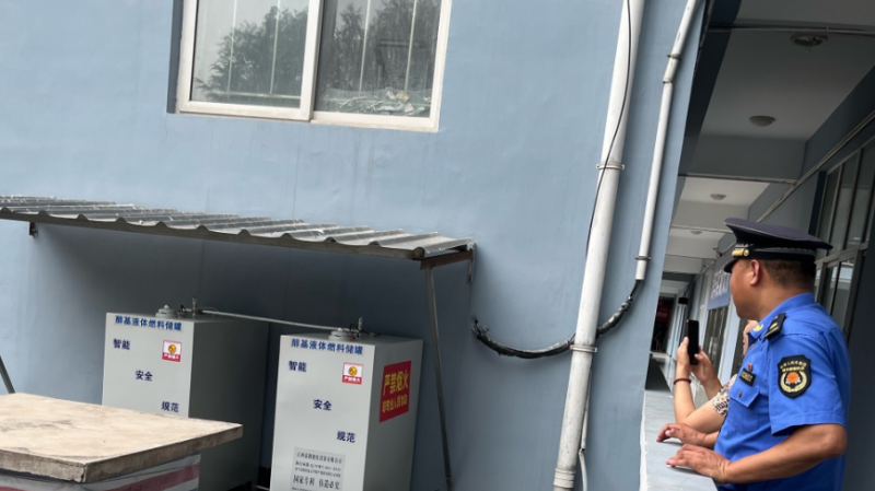 蓝田县城管局开展辖区餐饮油烟专项治理行动