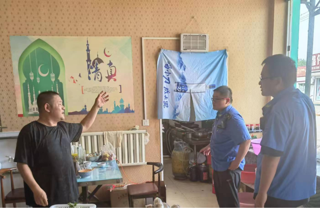 丰台镇综合执法大队开展油烟排查整治工作