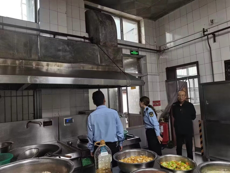 东华镇市场监管所开展油烟污染专项整治行动