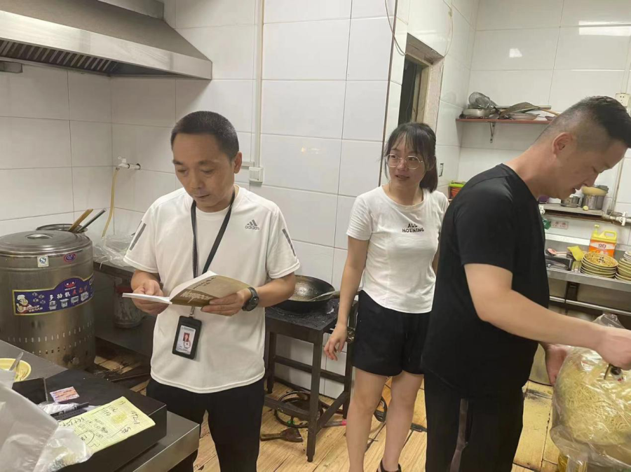 龙子湖街道办事处生态环境办开展辖区油烟专项治理工作