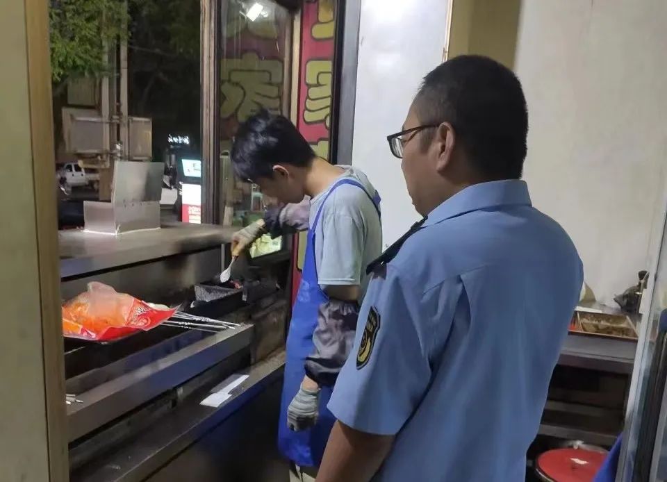 永定路街道市场监管所开展餐饮油烟专项整治行动