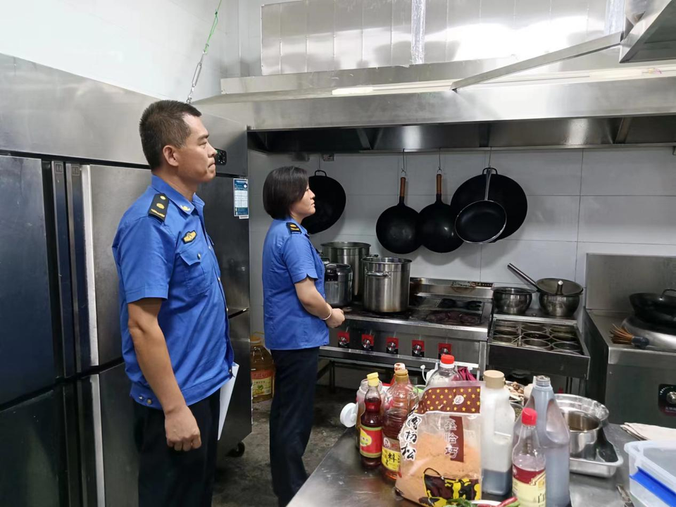 邹城市开展餐饮油烟治理“回头看”活动