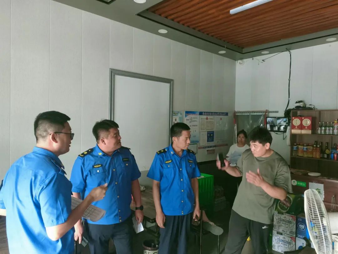 市中街道综合执法中队开展餐饮油烟集中排查整治行动