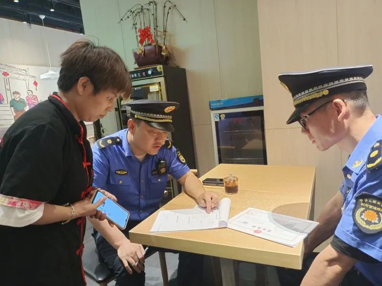 西安市经开区城管局开展辖区餐饮门店油烟净化装置排查整治