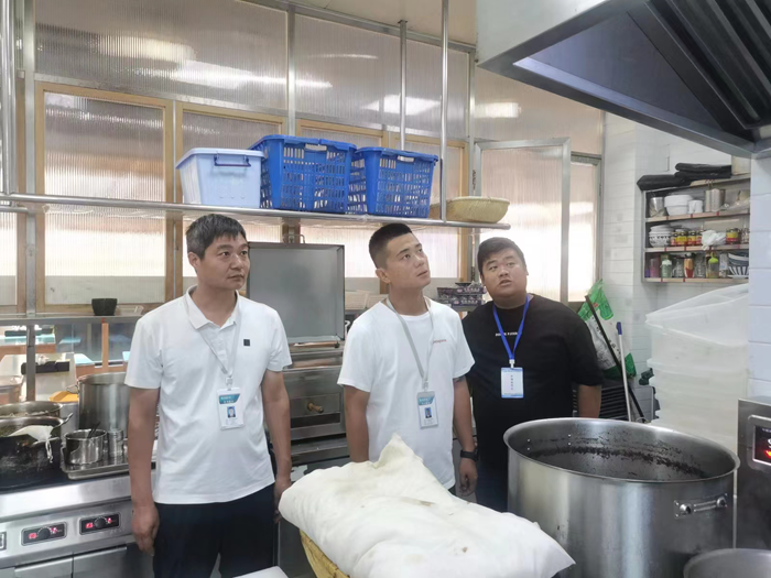 龙湖办事处三举措推进餐饮油烟单位综合治理工作
