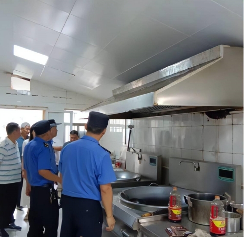 荥阳市城市管理局城管执法大队开展辖区餐饮油烟全面大排查
