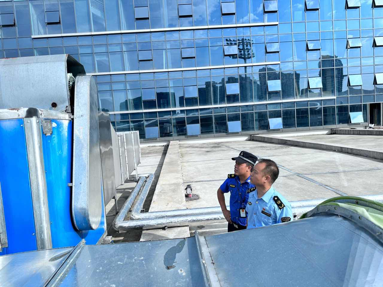娄桥街道综合行政执法中队开展油烟污染专项整治行动