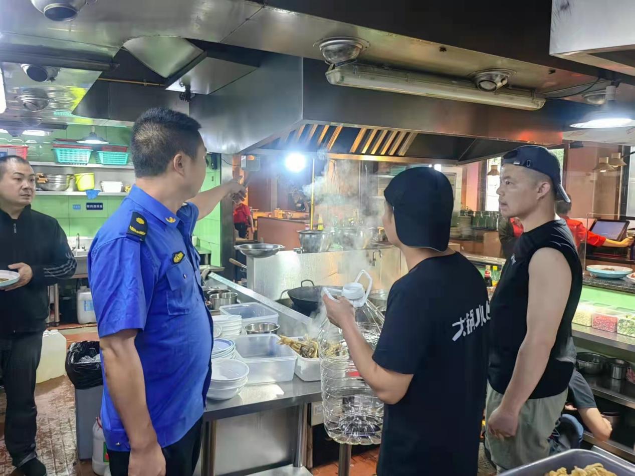 丁字湾街道综合行政执法队开展餐饮油烟治理整治工作