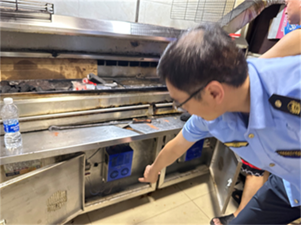 射阳县多部门联合开展餐饮饭店油烟污染夜查行动