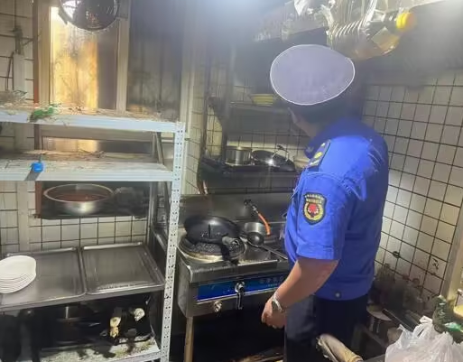 八大关街道开展餐饮油烟整治行动
