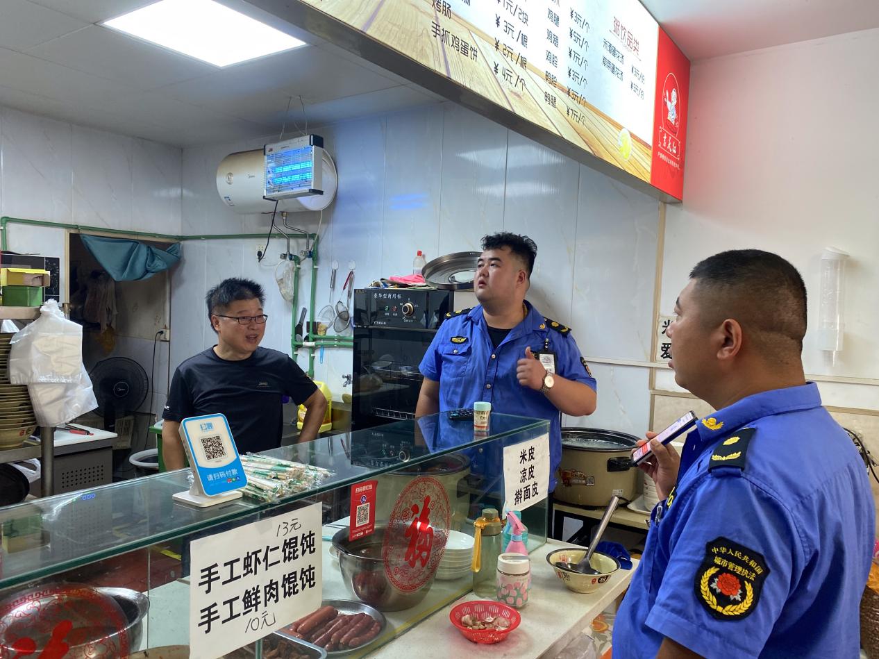 明湖办事处开展餐饮油烟集中排查整治行动
