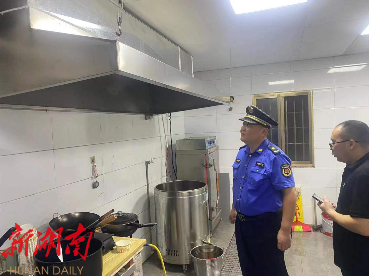 人民街道开展辖区内餐饮店油烟排查“利剑”行动