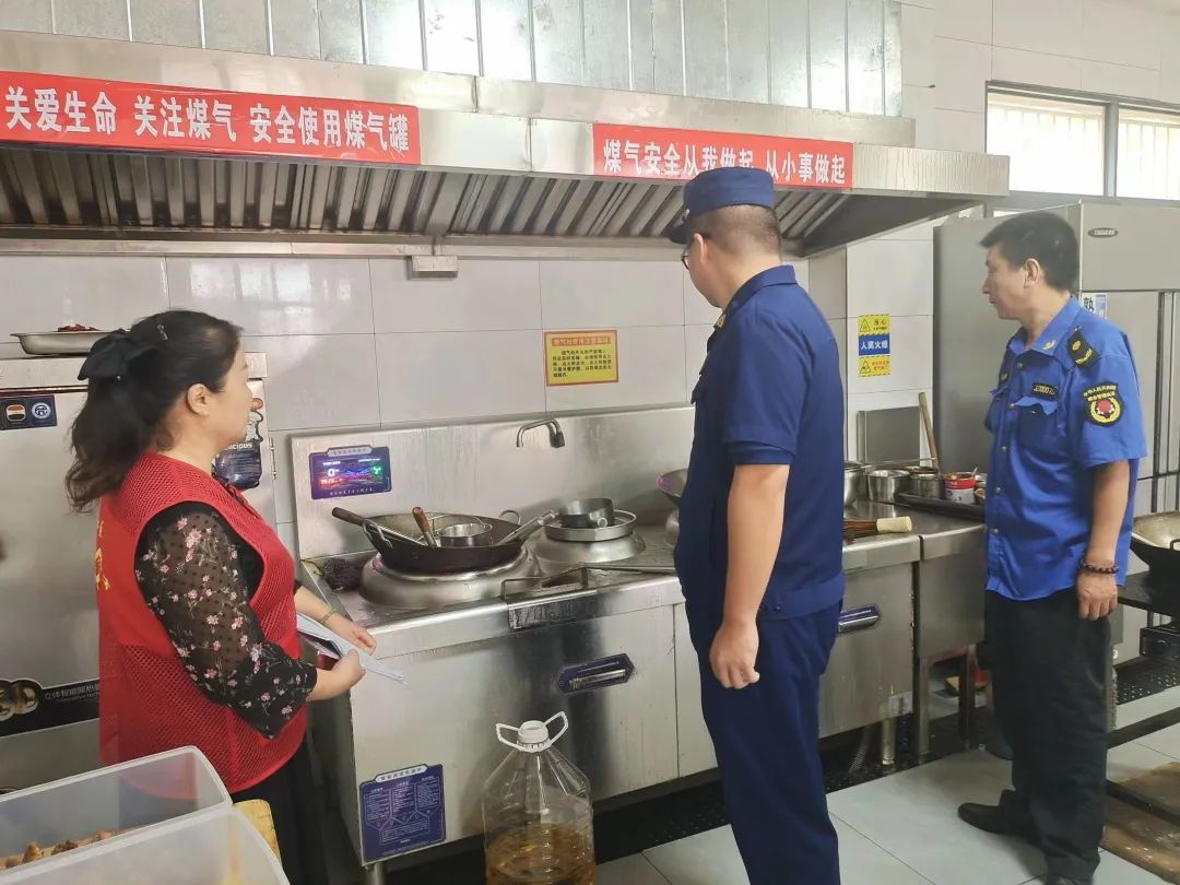 雷山社区多部门联合开展餐饮业油烟排查整治专项行动