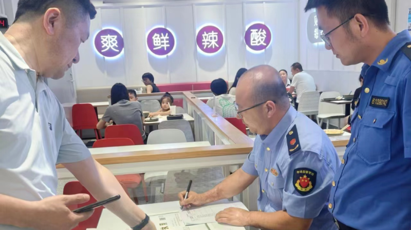 未央区城管局开展餐饮油烟专项整治行动