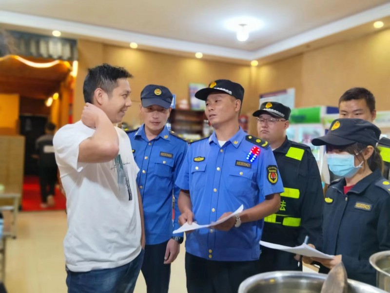 罗平县城市综合管理局开展油烟污染整治行动