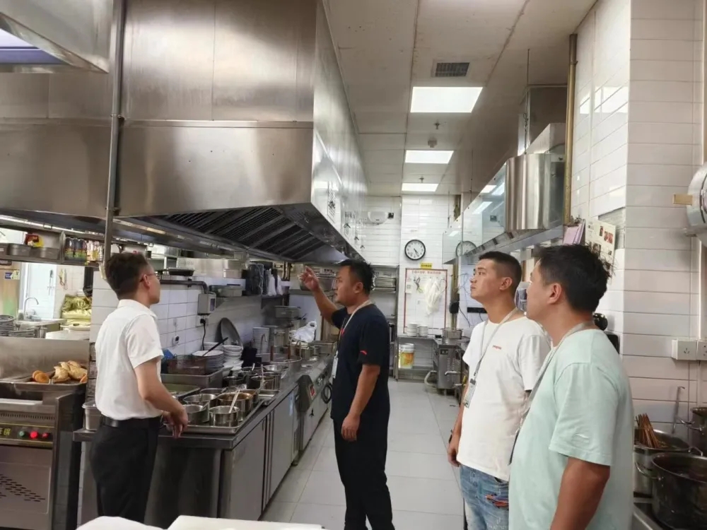 龙湖办事处推进餐饮油烟污染防治工作