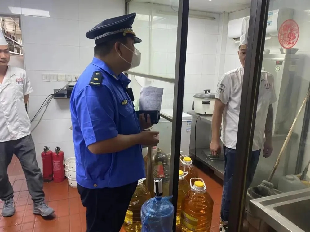 彭浦镇综合行政执法队开展餐饮业专项整治检查