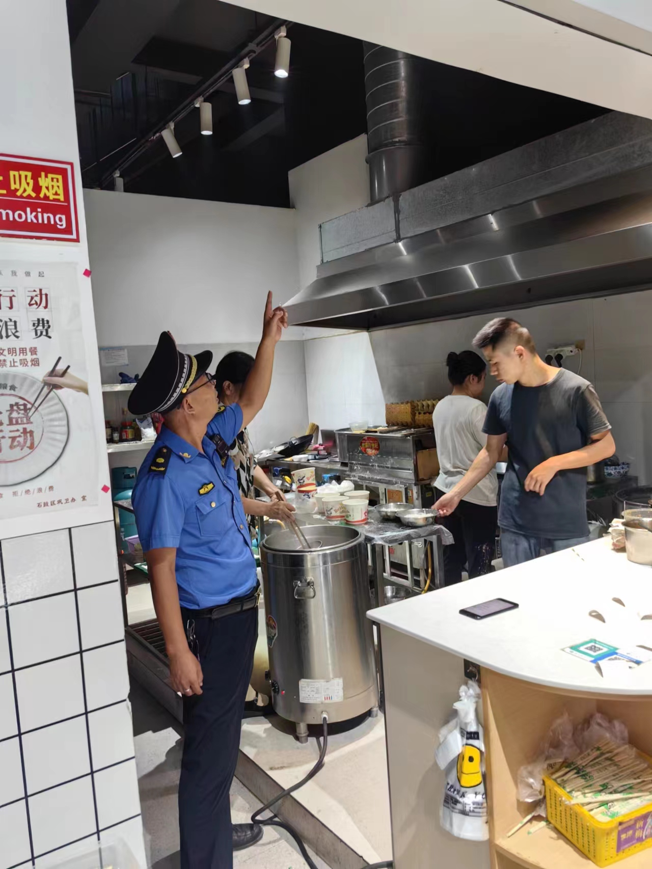 角山镇开展餐饮油烟整治行动