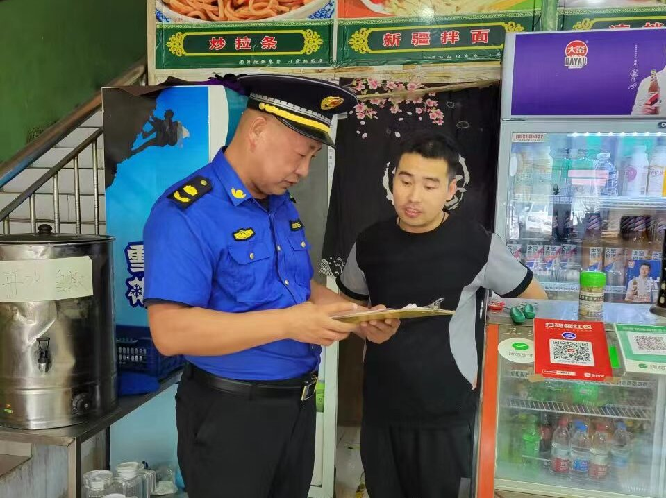 古荥执法中队开展餐饮行业油烟治理专项排查行动
