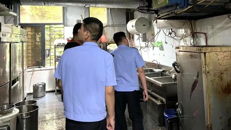 青阳街道推进餐饮油烟排查整治行动