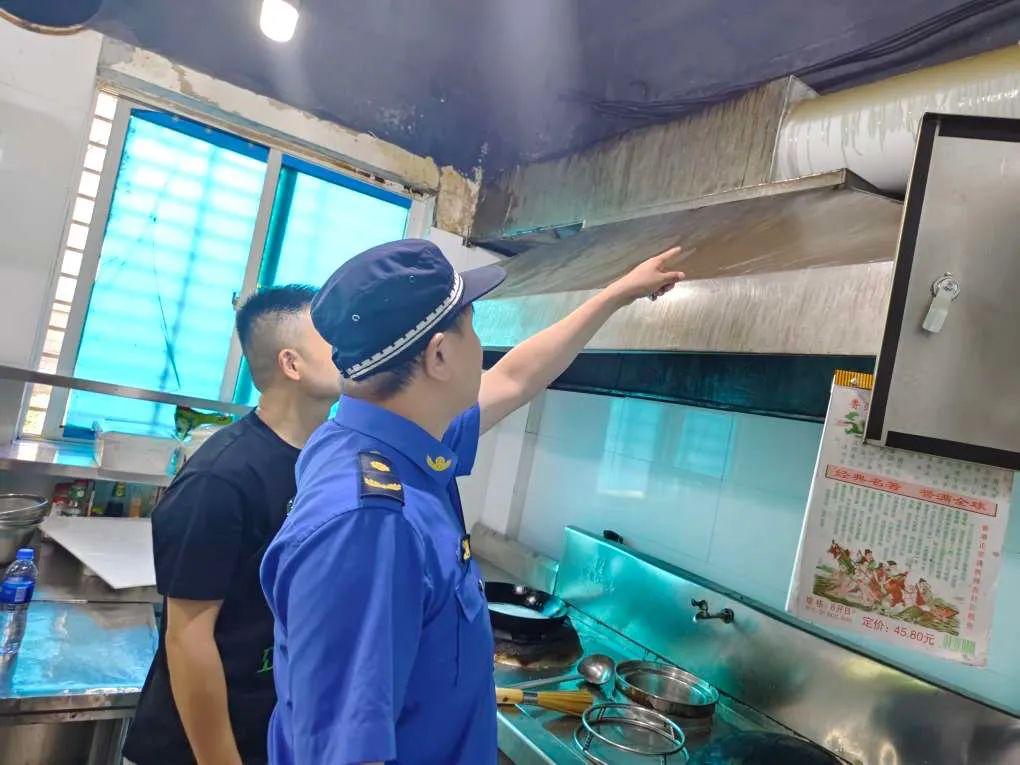 凤凰中队三举并行加强辖区内油烟排放治理