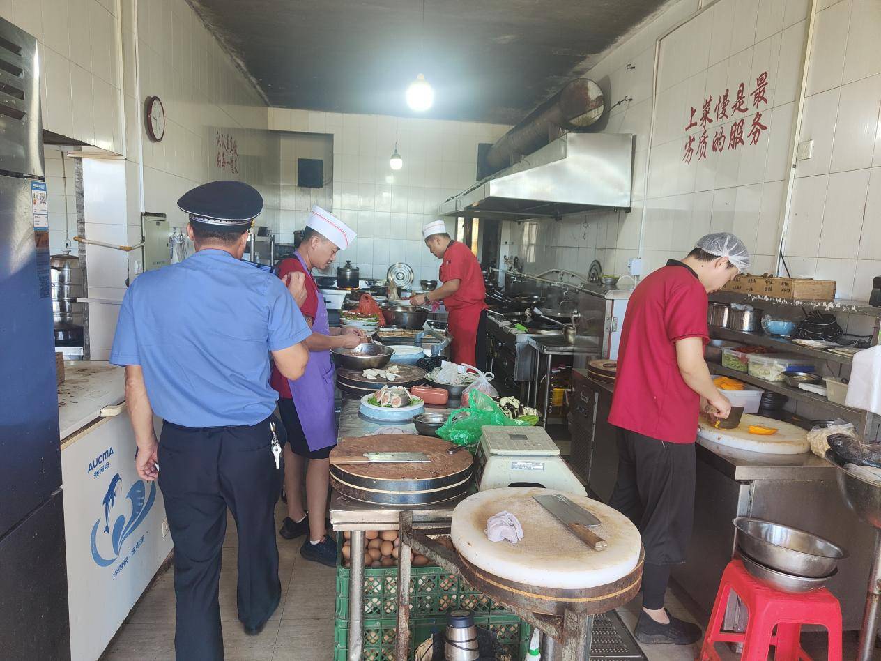 同和执法中队开展“餐饮油烟治理、聚力守护蓝天”执法活动