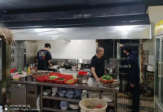 君山区城管局执法大队开展餐饮油烟排放、餐厨垃圾处理专项行动