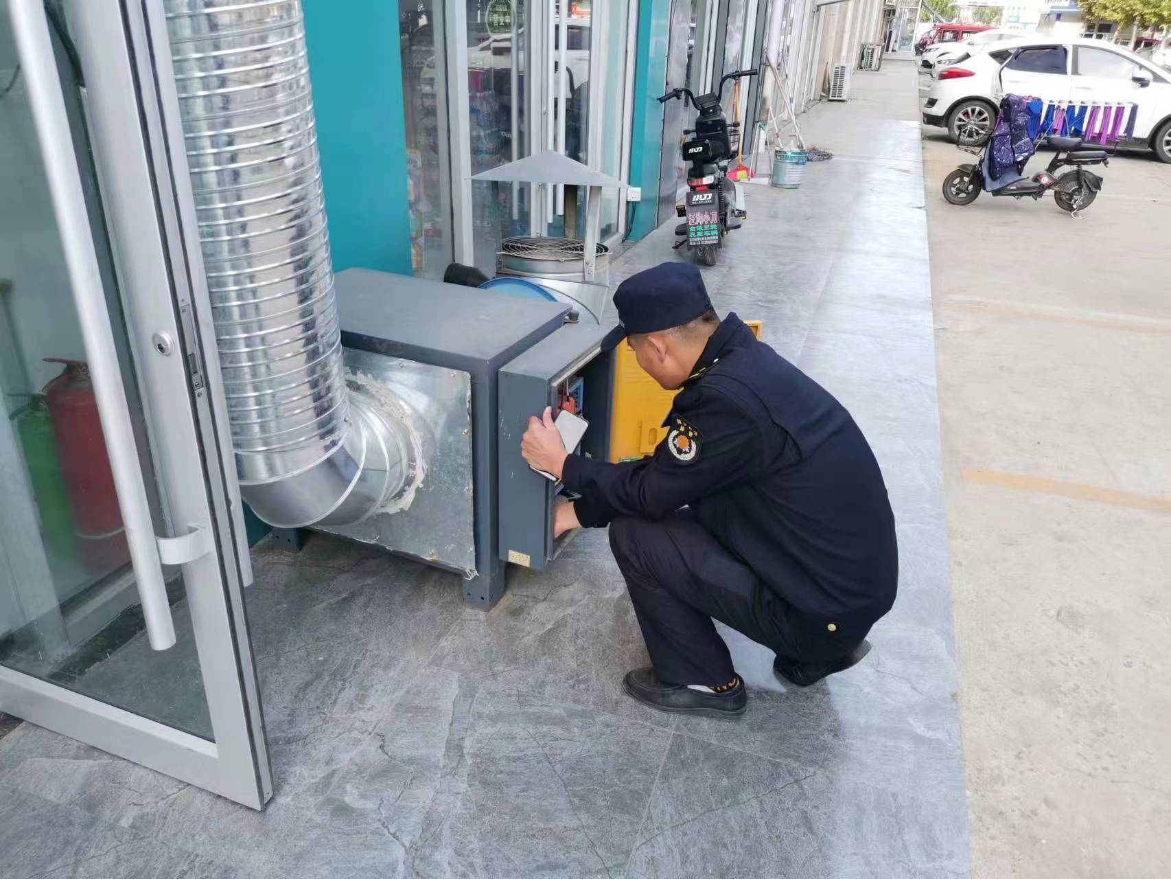 兰山城管开展餐饮油烟污染治理行动