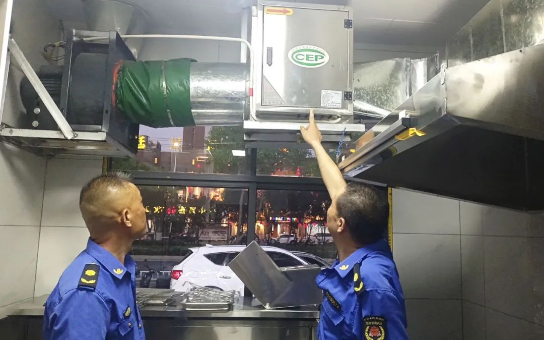 安陆市城管综合执法大队开展为期一周的油烟集中整治行动