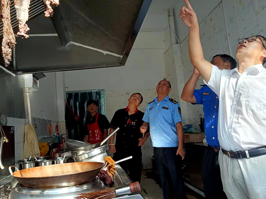墨江县多部门联合开展餐饮“油烟味”整治