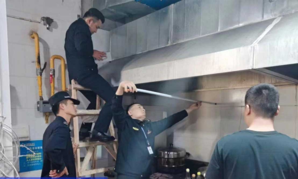 华容县城市管理综合行政执法大队开展餐饮油烟集中整治“回头看”行动