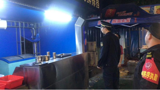 建设中队开展餐饮业油烟净化器使用情况“回头看”工作