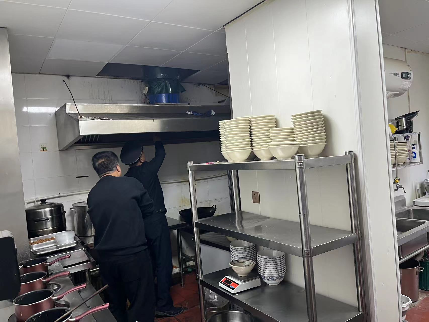 枫杨办事处开展餐饮油烟专项整治活动