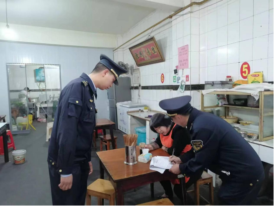 草池街道综合执法队开展餐饮油烟专项整治行动