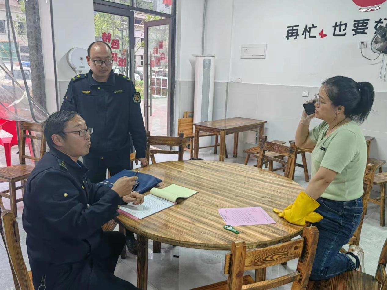 白沙洲街道开展餐饮油烟专项整治行动