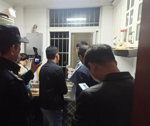 颍上县城管局开展沿街餐饮户的油烟排放情况联合执法