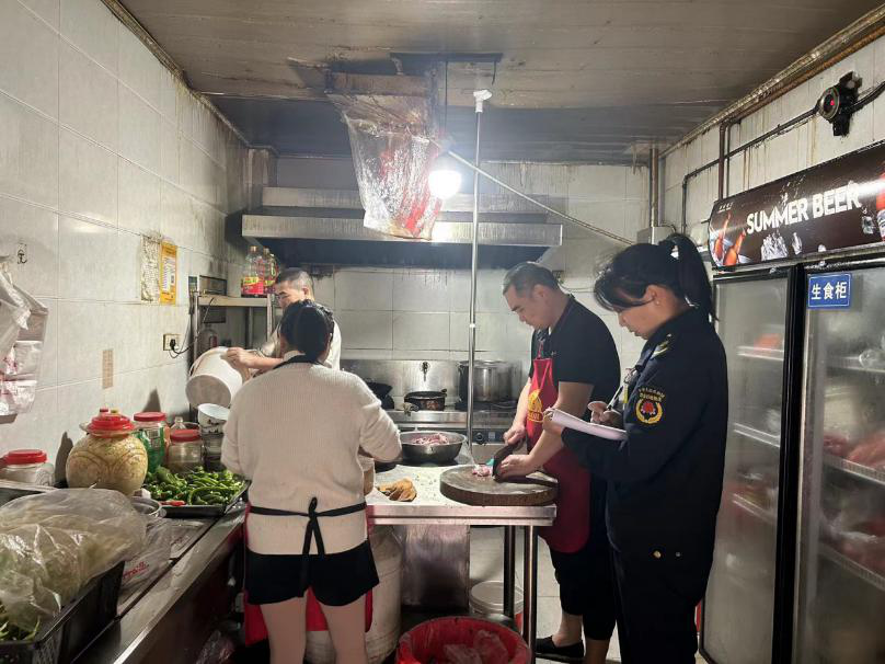 名山区综合行政执法局两举措加强餐饮油烟巡查