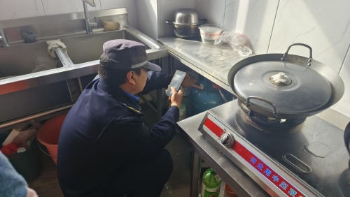 於潜中队开展辖区内餐饮单位油烟专项检查
