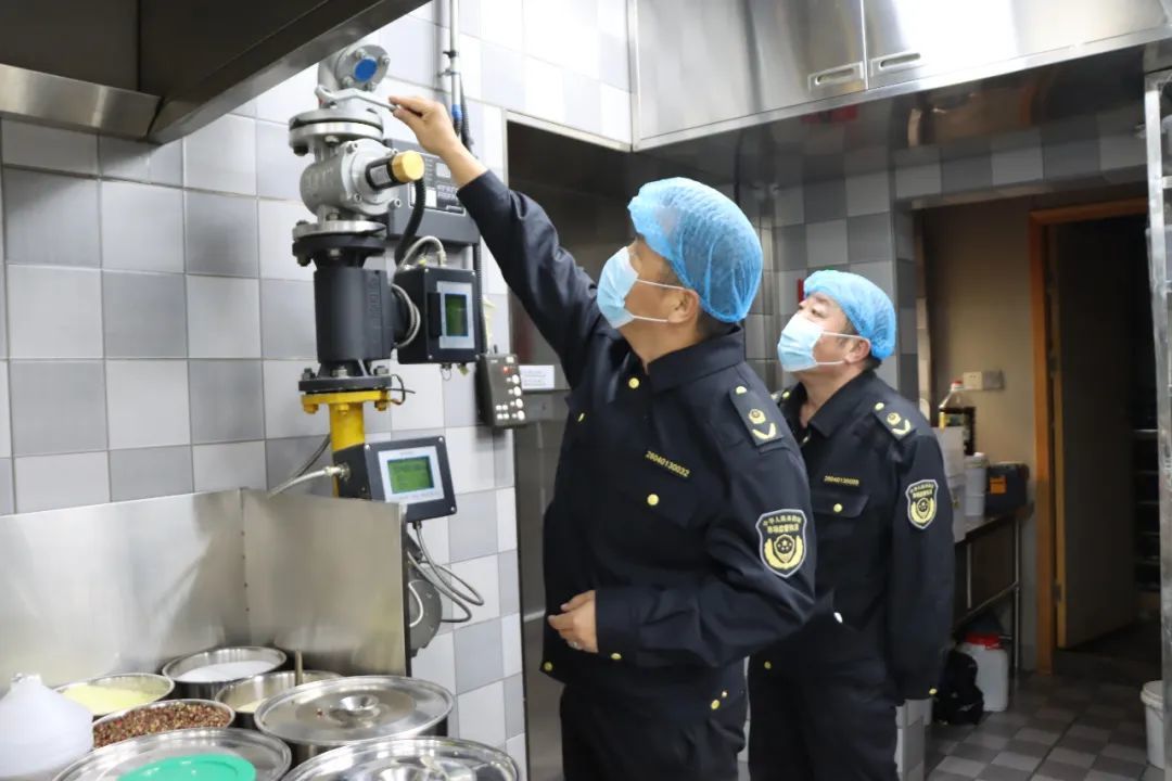 白银区严把油烟管控关做好“冬防”工作