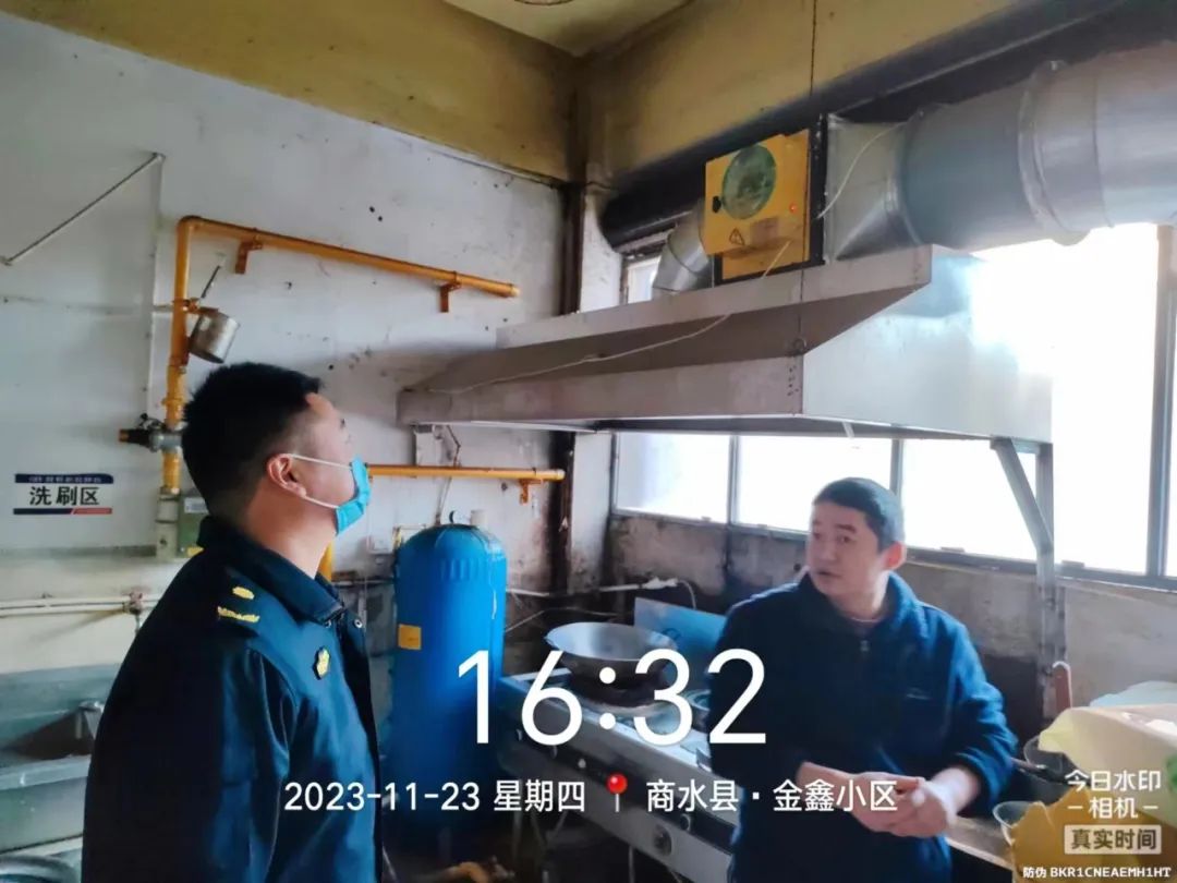 商水县城市管理局开展辖区餐饮油烟整治