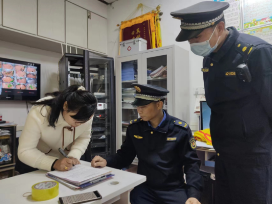 西湖社区开展油烟排查整治行动