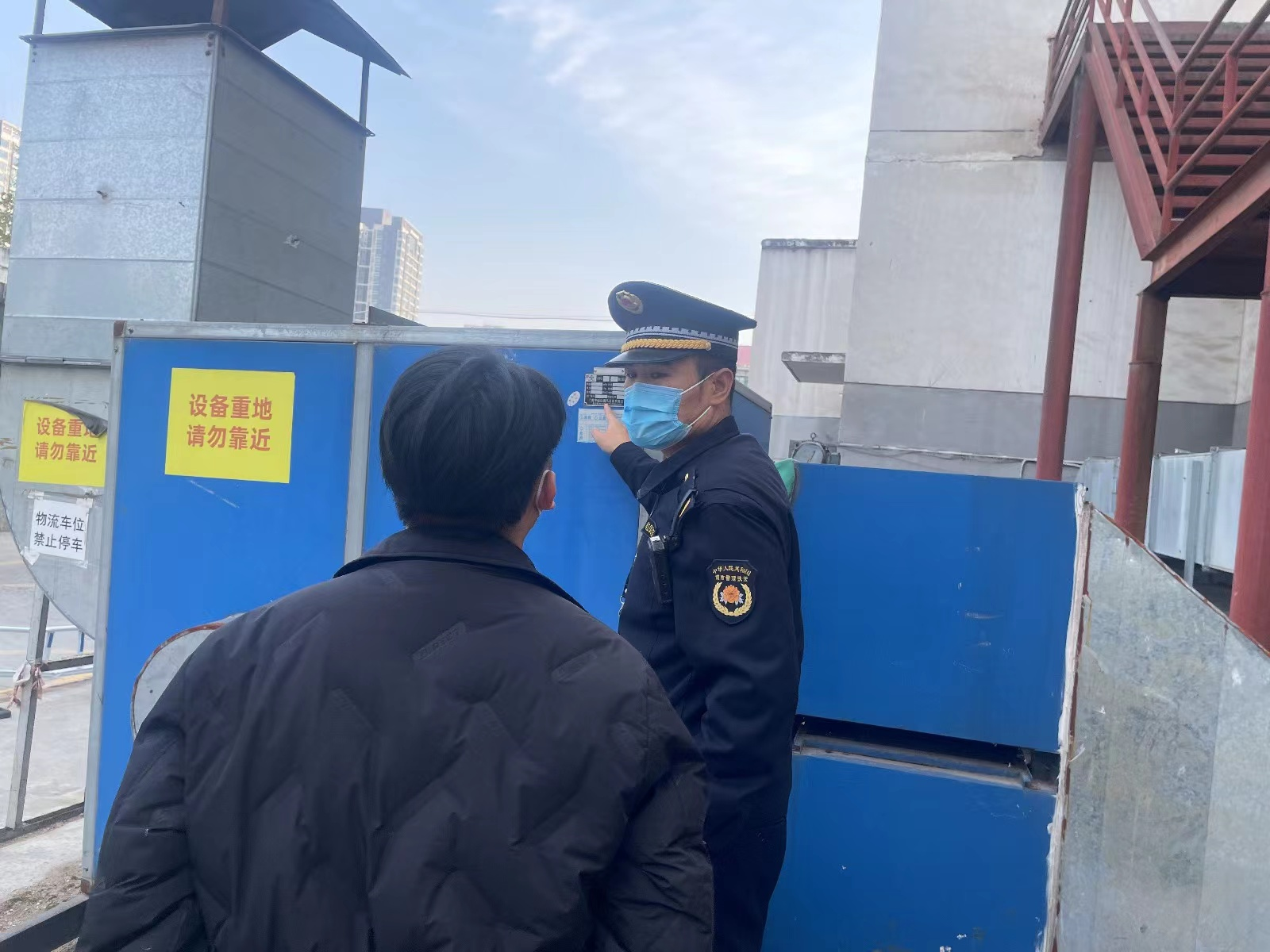 东风路街道路执法中队开展餐饮油烟污染专项整治行动