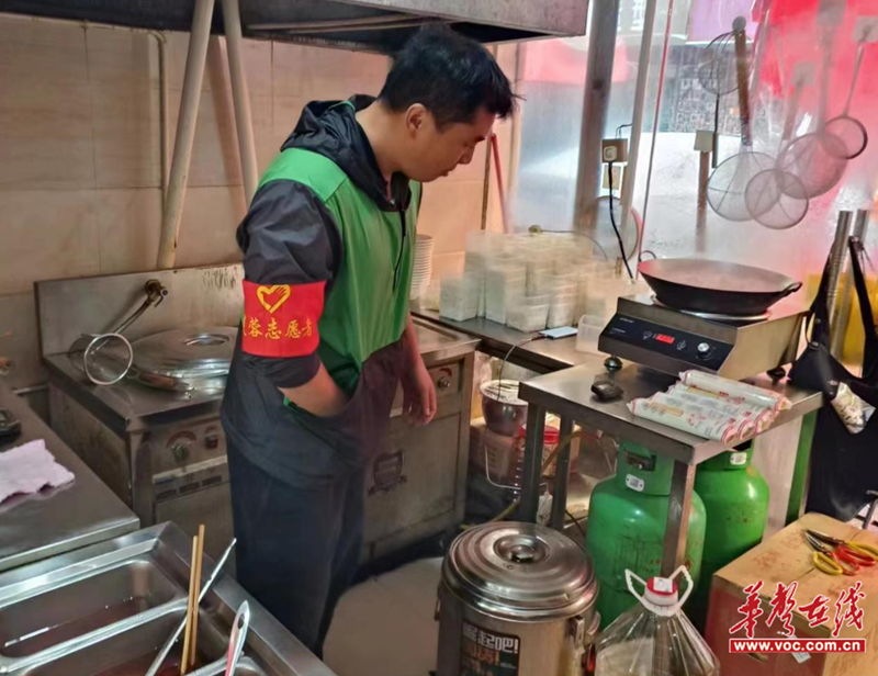 金科社区开展餐饮油烟污染专项整治利剑动