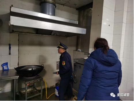 娄底市城管执法支队环保大队开展油烟净化常态化监管和执法行动