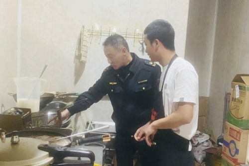 岷阳镇市场监管所开展油烟污染治理专项整治
